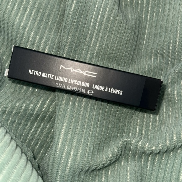 🆕 MAC Cosmetics RETRO MATTE LIQUID LIPCOLOUR in Caviar 🖤 - Picture 3 of 4